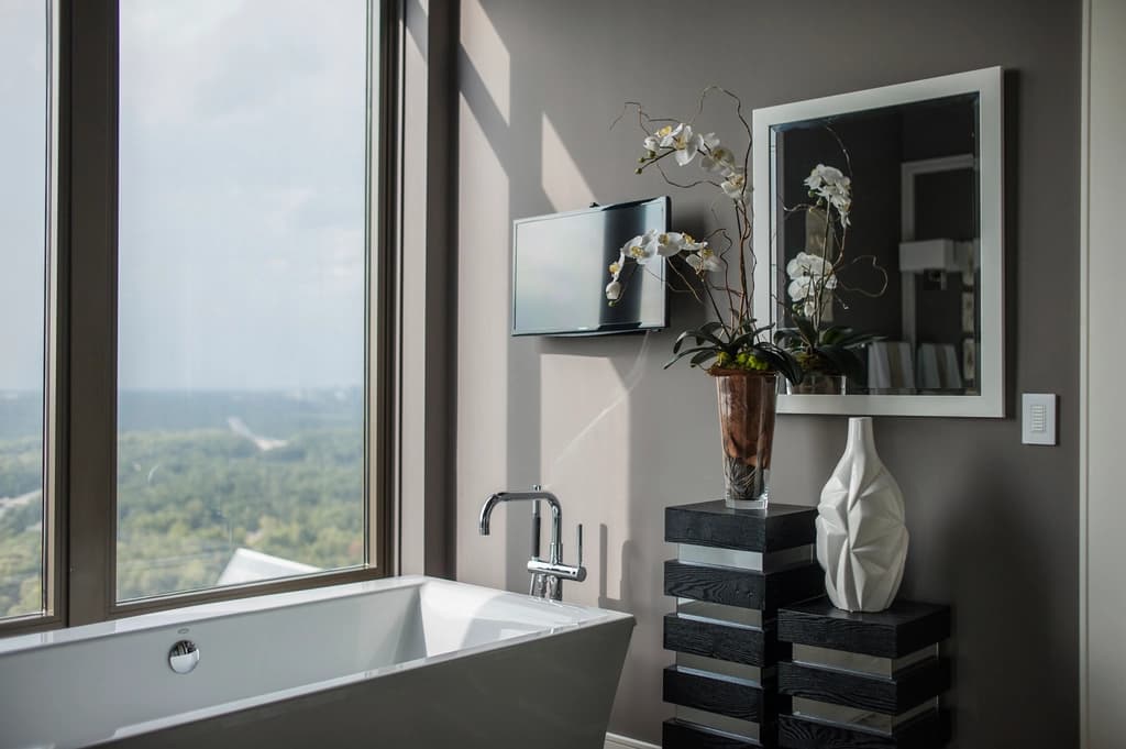 Modernes Badezimmer mit Fenster und Badewanne